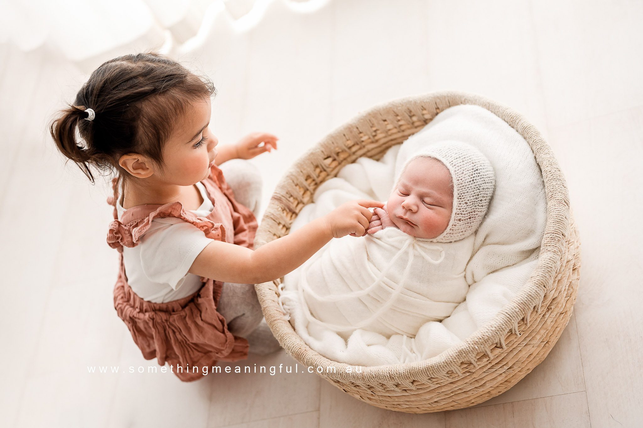 newborn and sibling photographer 